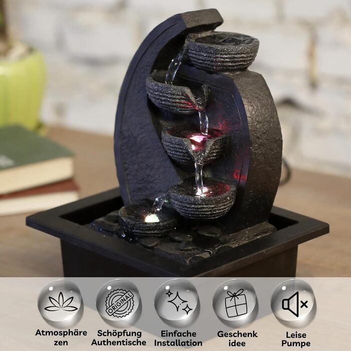Джерело води Zen'Light Zimmerbrunnen V2 з 4 рівнями, імітація натурального каменю та кольоровим LED-підсвічуванням. Сучасна декор для столу, ідеально для медитації та релаксації. Висота 26 см. Унікальний дизайн.