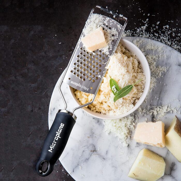 Мікроплан Зірковий ніж кухонна тертка для сиру, цитрусових, шоколаду, імбиру, мускатного горіха та кориці, чорна з нержавіючою сталлю, Made in USA
