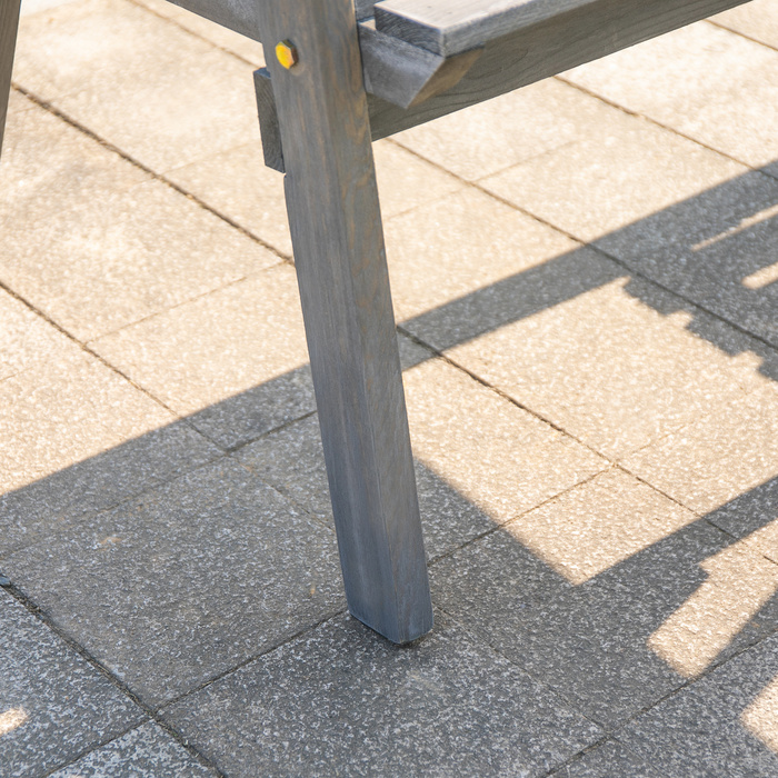 Комплект садових меблів: лавка з інтегрованим столом, 2 стільці, з отвором для парасольки. Виготовлений з масиву дерева, колір - сірий. Розміри: 152 x 70 x 83 см.