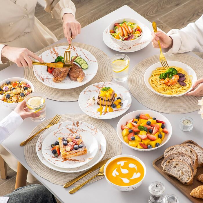 LOVECASA Сервіз столовий порцеляновий Daphne SWEET, 24-частинний набір, 6 персон. Сервіз з золотим декором: тарілки для їжі, десертні тарілки, миски для каші та супові тарілки.