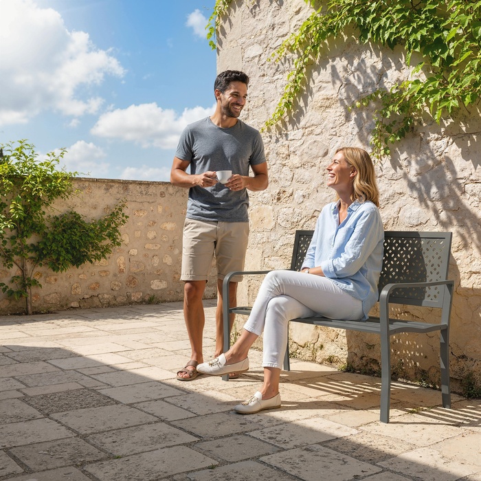 Лавочка для саду на 2 особи, металева, стійка до погодних умов. Міцна конструкція з антикорозійним покриттям та геометричним дизайном, витримує до 240 кг.