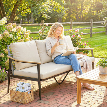 Розкішний садовий диван на 3 особи з ротангу, знімними подушками, імітацією дерев'яних підлокітників та сталевим каркасом. Колір: хакі.