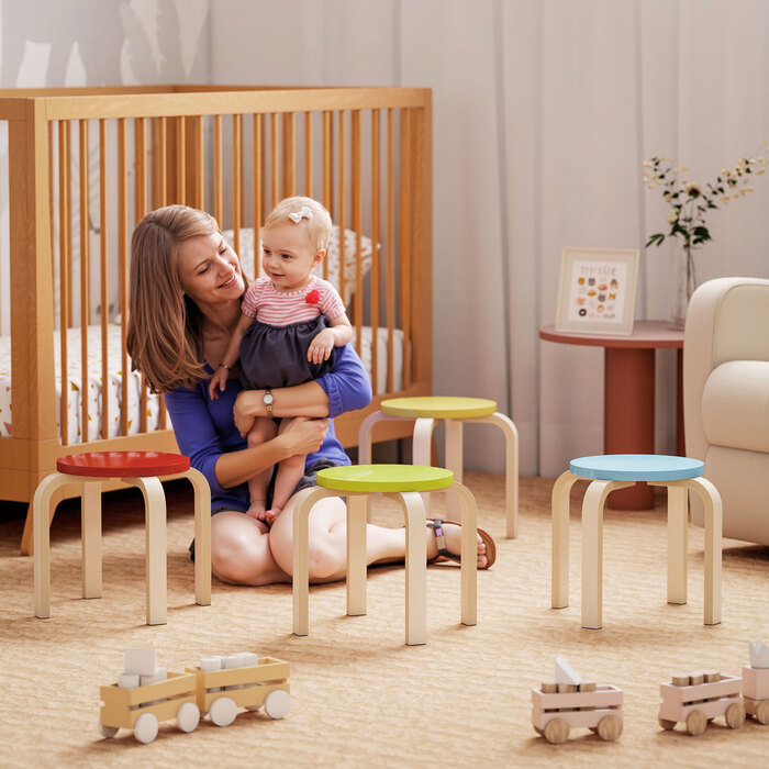 4 бархатисті табурети з фетровими накладками на ніжках, виготовлені з березової фанери, пофарбовані у різні кольори