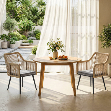 Набір із двох садово-патіо стільців, стійких до погодних умов. Зручні садові стільці з підлокітниками та подушками для сидіння, міцний металевий каркас, витримують до 120 кг. Колір: світло-сірий.