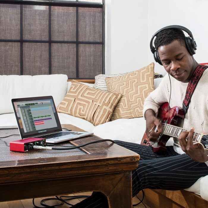 Focusrite Scarlett Solo 3rd Gen USB Аудіоінтерфейс для гітаристів, вокалістів та музикантів - Bundle