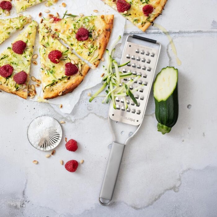 Терка кухонна Microplane NEUE Professional Serie з грубою клинкою | З нержавіючої сталі | Для твердого сиру, моркви, кокосу, горіхів, шоколаду, імбиру та часнику | Виготовлена в США