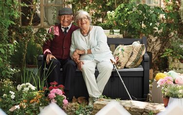 Стілець-лавка Keter Eden для балкона та саду: 140x60x84 см, з місткою коробкою для зберігання (265 л), вологостійкий, з імітацією дерева (сірий)