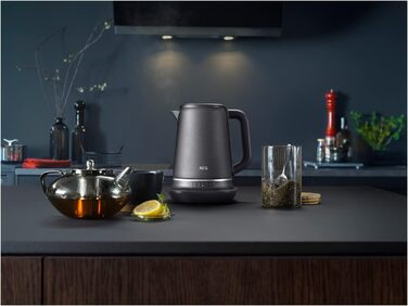 Електричний чайник AEG K7-1-6BP: 1.7 л, 7 температур, захист від накипу, LED-дисплей, сірий