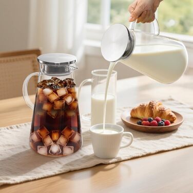 Скляна карафа WUWEOT 2 шт. по 2 літри з нержавіючою кришкою та виливом. Карафа для води, соку, молока, кави, вина, айс-ті.