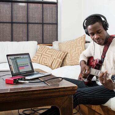 Focusrite Scarlett Solo 3rd Gen USB Аудіоінтерфейс для гітаристів, вокалістів та музикантів - Bundle