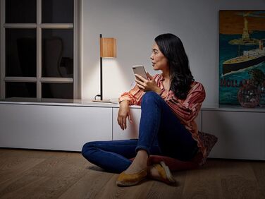 Настільна лампа LEDVANCE SMART WiFi DECOR Wood, 8 Вт, 650 лм, регульоване біле світло (від 3000K до 6500K), з можливістю регулювання яскравості, сертифікована FSC деревина, керування через додаток, сумісна з Domopolis, Google і Co, чорна настільна лампа