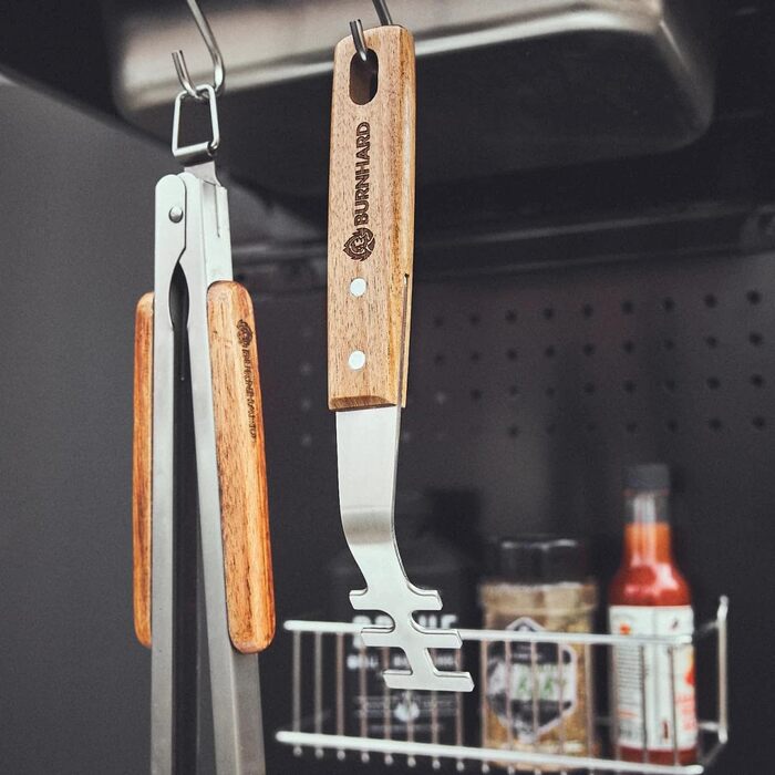 Набір гриль-посуду BURNHARD 5 предметів, 42 см, акацієве дерево, нержавіюча сталь. Комплектація: щипці, лопатка, виделка, щітка, підйомник для решітки.