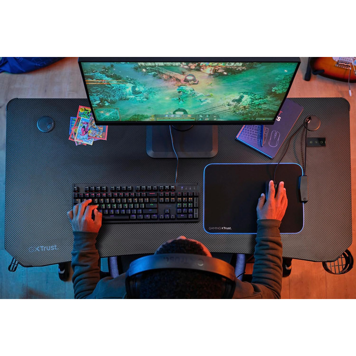 Ігровий стіл Trust Gaming GXT 709W Luminus RGB з підсвічуванням LED, 10 режимів, USB, білий, з підставкою для навушників та тримачем для напоїв, 120 x 60 см
