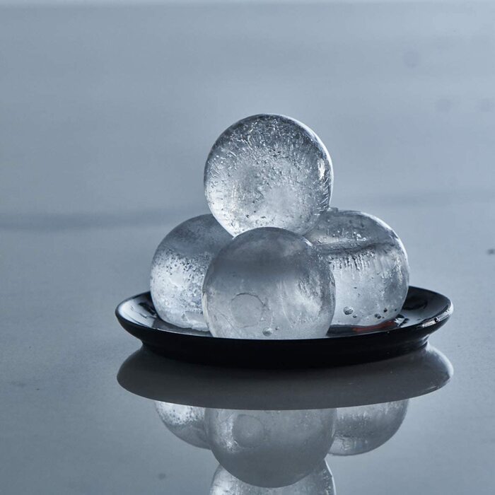 Сфери для формування льоду Lurch 240730 / льодогенератор з 100 платинового силікону, що не містить бісфенолу А, з кришкою для 2 великих кульок льоду діаметром 6 см, чорного кольору (кульки діаметром 3 см)