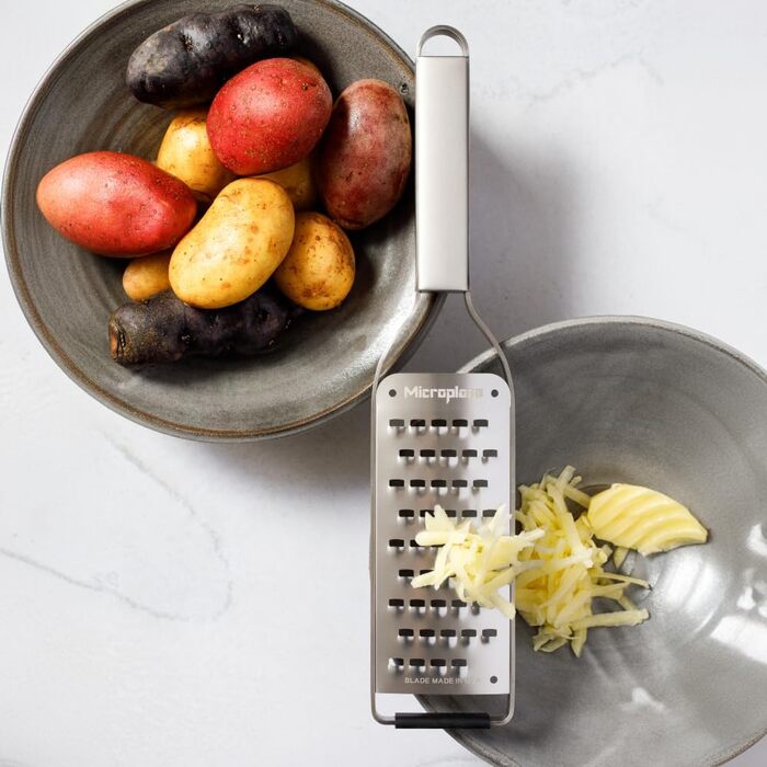 Терка кухонна Microplane NEUE Professional Serie з грубою клинкою | З нержавіючої сталі | Для твердого сиру, моркви, кокосу, горіхів, шоколаду, імбиру та часнику | Виготовлена в США