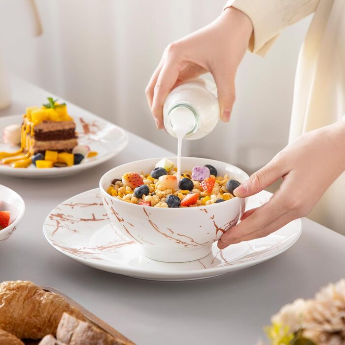 LOVECASA Сервіз столовий порцеляновий Daphne SWEET, 24-частинний набір, 6 персон. Сервіз з золотим декором: тарілки для їжі, десертні тарілки, миски для каші та супові тарілки.