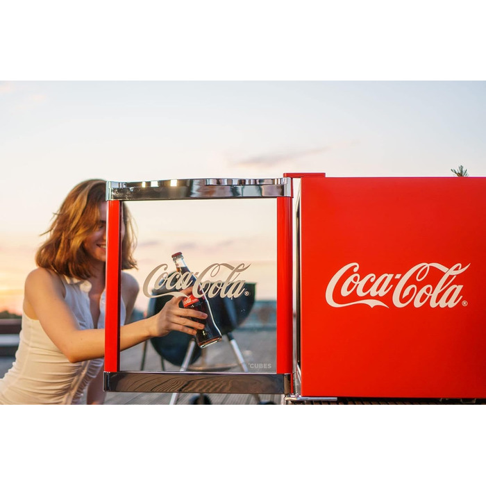 Міні-холодильник Coca-Cola °CUBES з скляними дверцятами | Холодильник для напоїв 48L, тихий та енергоефективний, ідеальний для офісу, вечірок та дому | 5-15°C, Червоний