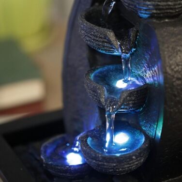 Джерело води Zen'Light Zimmerbrunnen V2 з 4 рівнями, імітація натурального каменю та кольоровим LED-підсвічуванням. Сучасна декор для столу, ідеально для медитації та релаксації. Висота 26 см. Унікальний дизайн.