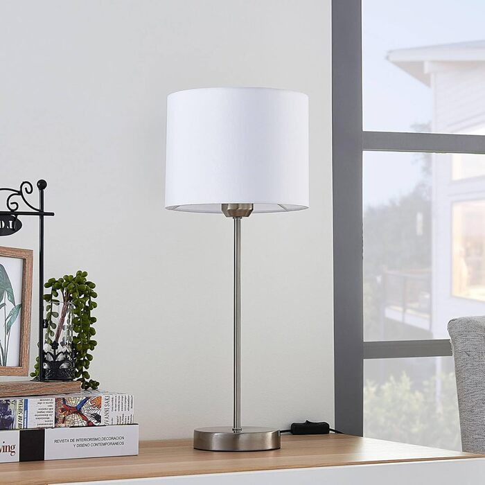 Настільна лампа Lindby з абажуром з тканини, біла. Ідеально для спальні, цоколь E27, 60W.