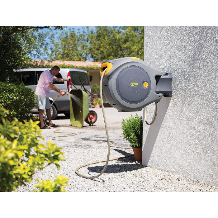 Hozelock Автоматичний шланг на котушці Auto Reel 40 м: автоматичне змотування, проста установка. Включає шланг-розпилювач, з'єднувачі, 40 м шланга Hozelock та кріплення. 5 років гарантії. [2595R0000]