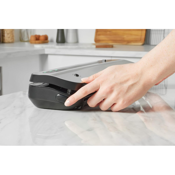 Вакууматор для продуктів Foodsaver FFS005X з вбудованим відсіком для рулонів, різаком та режимом для делікатних продуктів, комплект вакуумних пакетів