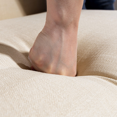 Диван на дво особи, з м'якою стежкою на спинці, на дерев'яних ніжках, з товстим наповнювачем, з текстурою льону, ідеальний для невеликих кімнат, бежевого кольору.