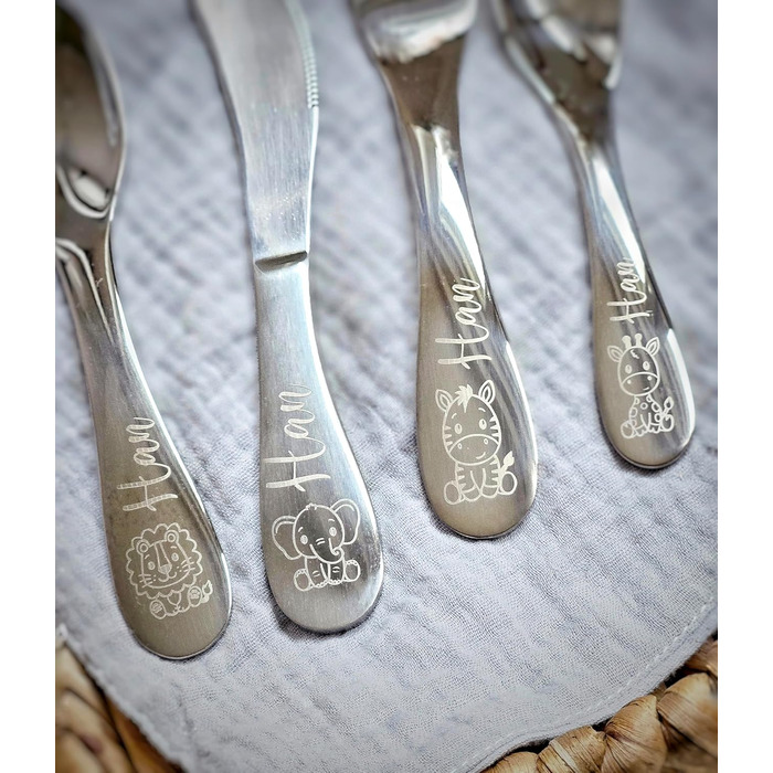 Дитячий набір столових приборів з гравіюванням імені | Персоналізований посуд для дітей | Подарунок на хрещення, день народження | Тема: Сафарі, Екскаватор
