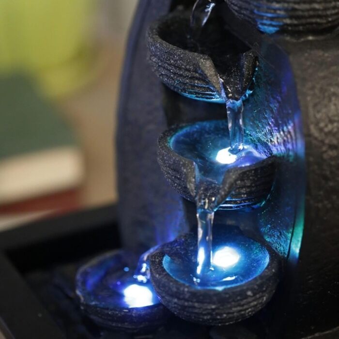 Джерело води Zen'Light Zimmerbrunnen V2 з 4 рівнями, імітація натурального каменю та кольоровим LED-підсвічуванням. Сучасна декор для столу, ідеально для медитації та релаксації. Висота 26 см. Унікальний дизайн.