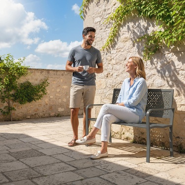 Лавочка для саду на 2 особи, металева, стійка до погодних умов. Міцна конструкція з антикорозійним покриттям та геометричним дизайном, витримує до 240 кг.