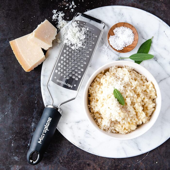Мікроплан Зірковий ніж кухонна тертка для сиру, цитрусових, шоколаду, імбиру, мускатного горіха та кориці, чорна з нержавіючою сталлю, Made in USA