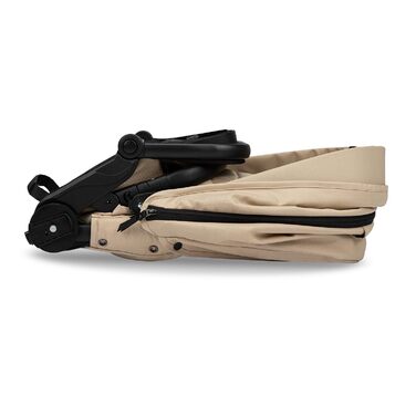 Дитяча коляска MoMi GISELLE 2 в 1 комбінована, бежева: для малюків від народження до 22 кг, з 5-точковим ременем безпеки, збірно-розкладна, з кошиком, матрацом, дощовиком та пеленатором