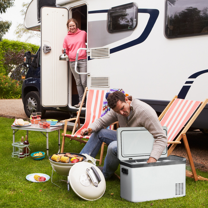 Outsunny Cooler Автомобіль 30 л з LCD дисплеєм Компресор Автомобільний холодильник Електричний човен Camper Travel 12/24 В постійного струму та 110-240 В змінного струму білий