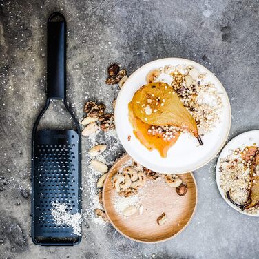 Терка кухонна Microplane Grob з нержавіючою сталлю, Made in USA, для сиру, моркви, імбиру, кокосу та хріну, серія Black Sheep, чорна, велика решітка