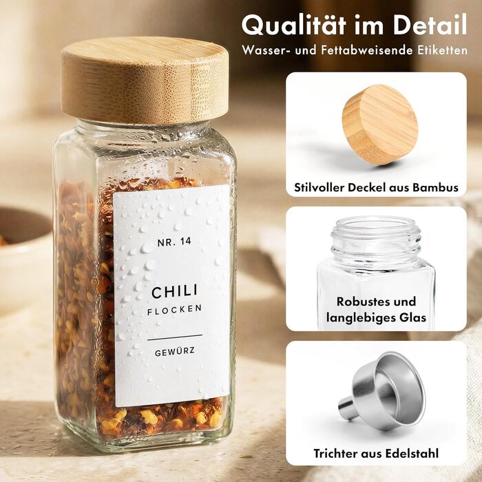 Набір скляних баночок для спецій кутовий (24 x 120 мл) з бамбуковими кришками. Включає ситечко для сипучих продуктів та 240 етикеток. Організатор спецій, 11x4,5 см.