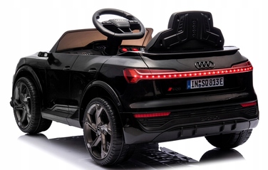 Дитячий електромобіль Audi SQ8 чорний — автомобіль на акумуляторі для дітей