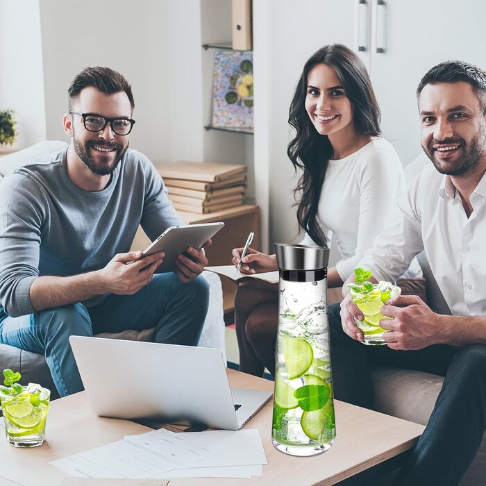 Скляна карафа для води та напоїв з кришкою та виливом, 1.5 літра