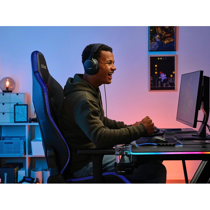 Ігровий стіл Trust Gaming GXT 709W Luminus RGB з підсвічуванням LED, 10 режимів, USB, білий, з підставкою для навушників та тримачем для напоїв, 120 x 60 см