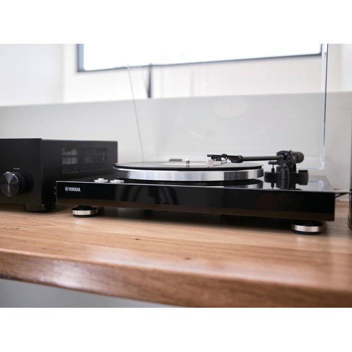 Програвач вінілових платівок Yamaha TT-S303 з ремінним приводом, вбудованим передпідсилювачем, перемикачем Phono/Line, Hi-Fi, чорний
