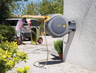 Hozelock Автоматичний шланг на котушці Auto Reel 40 м: автоматичне змотування, проста установка. Включає шланг-розпилювач, з'єднувачі, 40 м шланга Hozelock та кріплення. 5 років гарантії. [2595R0000]