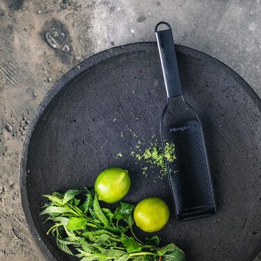 Терка кухонна Microplane Fein з нержавіючої сталі, Made in USA, для пармезану, цитрусових, часнику, чилі та твердих спецій, серія Black Sheep, чорна, тонка леза