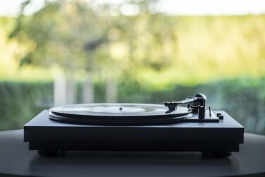 Проигравач вінілу Pro-Ject Automat A1 з вбудованим фонокоректором, повністю автоматичний, перемикач швидкостей 33/45 об/хв, головка Ortofon OM10, чорний