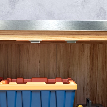 Садовий шафка з внутрішньою полицею та робочою поверхнею, виготовлений з соснового дерева та оцинкованої сталі, розміром 79x43x92 см, колір дерева.