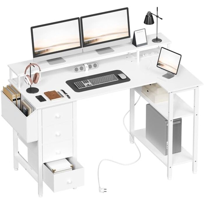 Кутовий стіл Yaheetech L-подібний з розетками, 120 x 68 см, білий. Ігровий стіл з кріпленням для монітора, 4 шухлядами, 2 полицями та кишенькою для зберігання. Для дому та офісу.