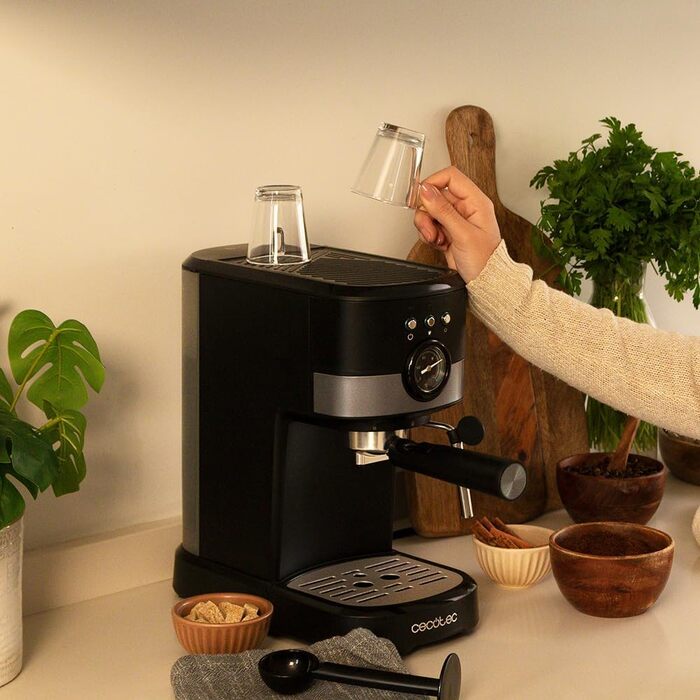 Еспресо-машина Cecotec Compact Power Espresso 20 Retro Green: 1100 Вт, 20 bar, Thermoblock, капучинатор, 1.25 л