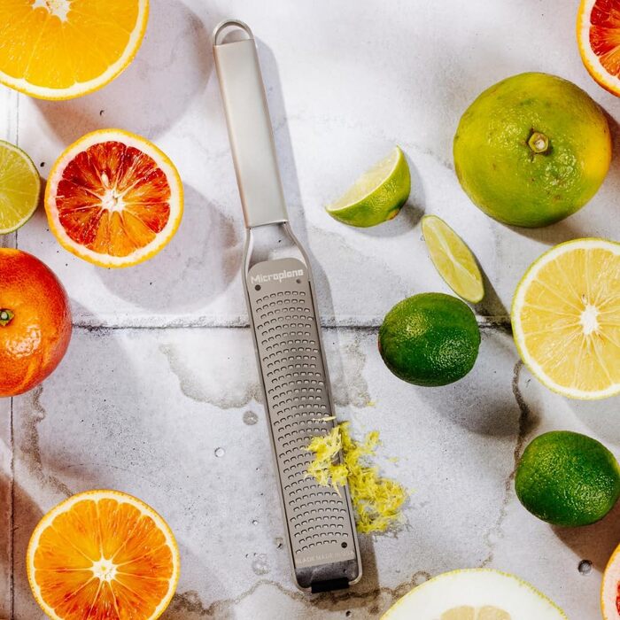 Мікроплан NEUE Professional Serie GROBE Klinge: професійна тертка з великою лезою з нержавіючої сталі | Елегантний дизайн | Для твердого сиру, моркви, кокосу, горіхів, шоколаду, імбиру та часнику | Виготовлена в США