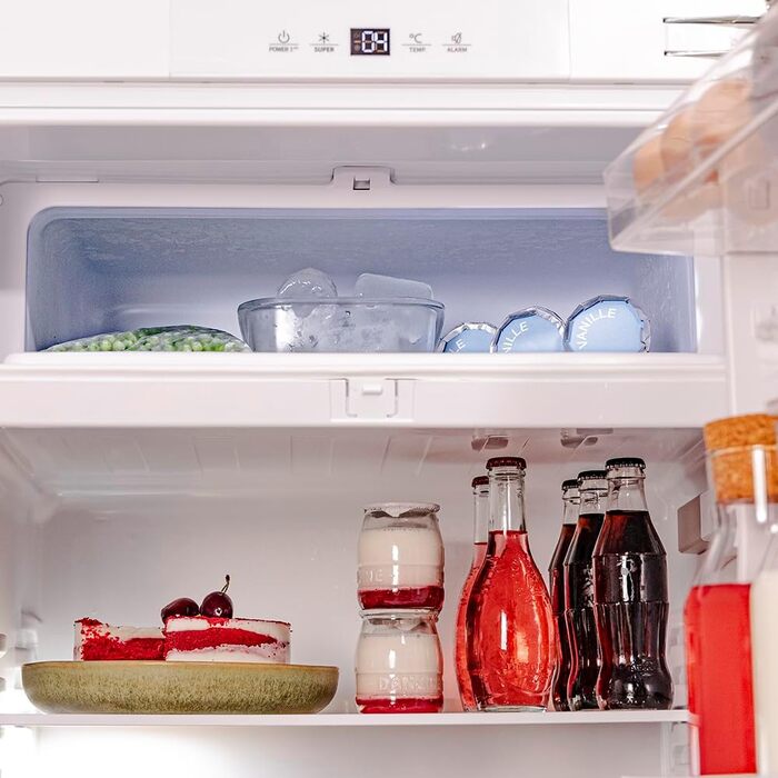 Міні-холодильник Cecotec Bolero CoolMarket TT 107: 121 л, вбудований, чорний, регулювання температури, відсік для овочів, морозильна камера