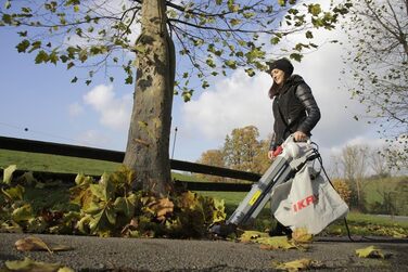 IKRA 74204030 Електричний 3-в-1: пилосос для листя, повітродувка, подрібнювач листя IBV 2800 E, об'єм контейнера 45л, швидкість повітря 275 км/год, 2800 Вт, 230 В, сірий/червоний/чорний