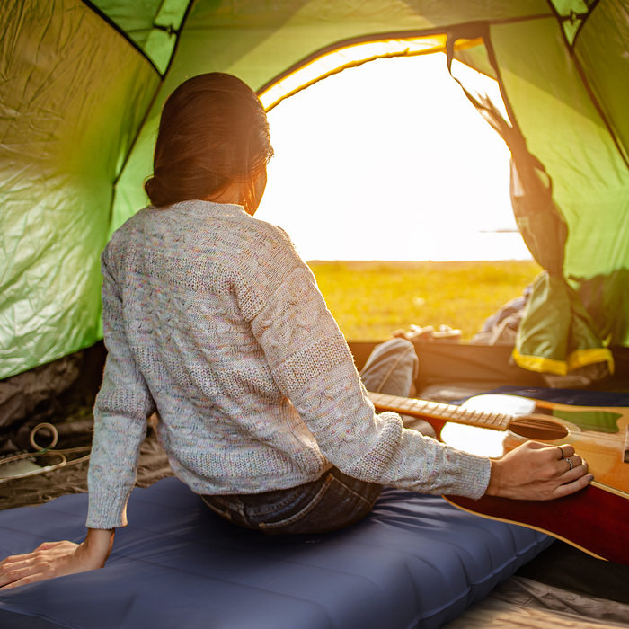 Водовідштовхувальний повітряний матрац Outsunny Camping Sleeping Mattress з сумкою для перенесення ножного насоса синій до 80 кг для активного відпочинку