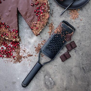 Терка кухонна Microplane Grob з нержавіючої сталі, Made in USA, для сиру, моркви, імбиру, кокосу та хріну, серія Black Sheep (чорна, 2-стороння)