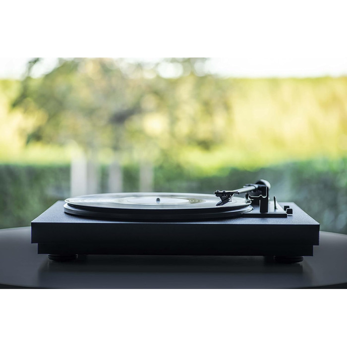 Проигравач вінілу Pro-Ject Automat A1 з вбудованим фонокоректором, повністю автоматичний, перемикач швидкостей 33/45 об/хв, головка Ortofon OM10, чорний